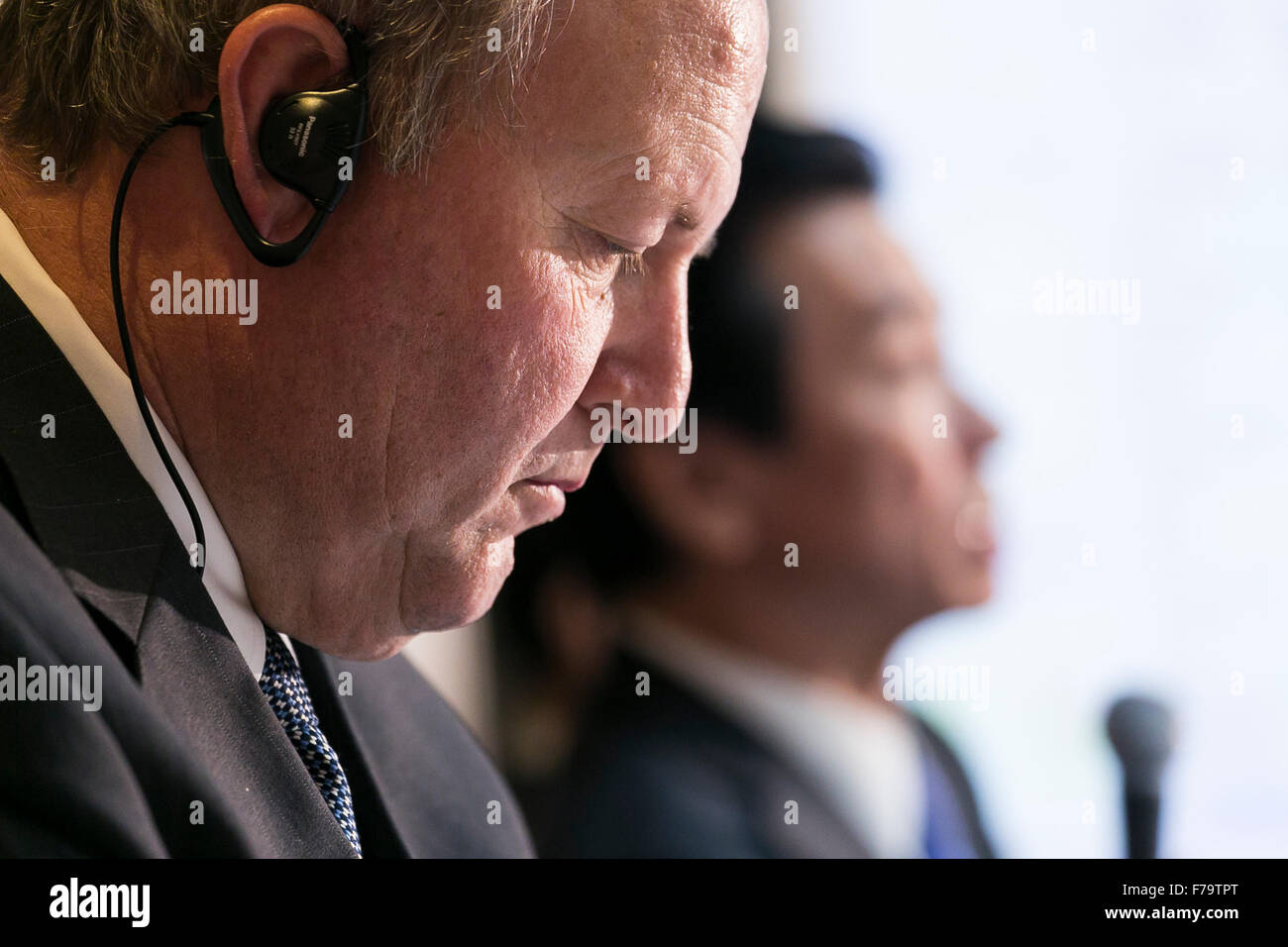 Tokyo, Giappone. 27 Novembre, 2015. Westinghouse chief Danny Roderick partecipa a una conferenza stampa presso la sede della società il 27 novembre 2015, Tokyo, Giappone. Toshiba ha annunciato un accumulato 290 milioni di USD perdita operativa dalla sua attività nucleare controllata di Westinghouse Electric Co. fin dal 2006, anno che ha acquisito la società americana. La rivista giapponese Nikkei Business aveva riferito in precedenza questo mese che Toshiba non aveva mai divulgato le prestazioni di Westinghouse, richiedendo questo annuncio. Credito: Rodrigo Reyes Marin/AFLO/Alamy Live News Foto Stock