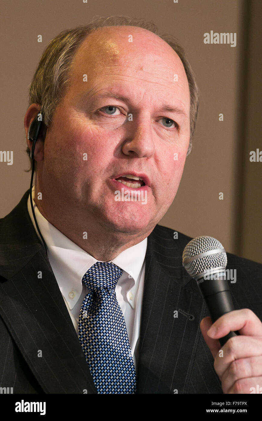 Tokyo, Giappone. 27 Novembre, 2015. Westinghouse chief Danny Roderick parla durante una conferenza stampa presso la sede della società il 27 novembre 2015, Tokyo, Giappone. Toshiba ha annunciato un accumulato 290 milioni di USD perdita operativa dalla sua attività nucleare controllata di Westinghouse Electric Co. fin dal 2006, anno che ha acquisito la società americana. La rivista giapponese Nikkei Business aveva riferito in precedenza questo mese che Toshiba non aveva mai divulgato le prestazioni di Westinghouse, richiedendo questo annuncio. Credito: Rodrigo Reyes Marin/AFLO/Alamy Live News Foto Stock