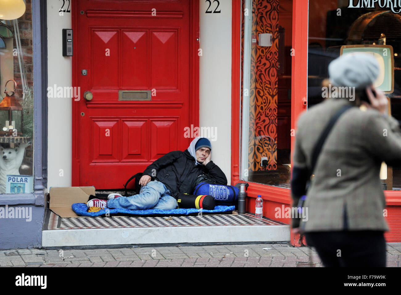 L'uomo credette di dormire in modo irregolare nella porta di Ship Street Brighton mentre la gente passa Foto Stock