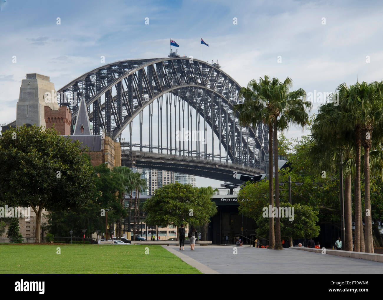 Il Ponte del Porto di Sydney guardando dal Circular Quay presto in un giorno feriale mattina Foto Stock