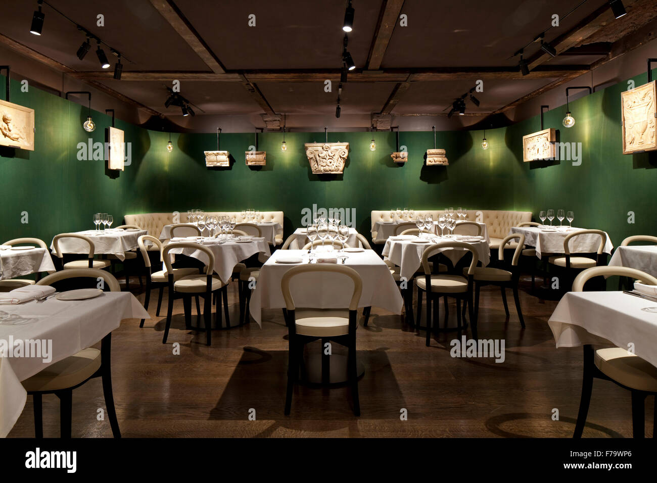 La zona pranzo, i tavoli e le sedie in Casa Custodi, Royal Academy di Londra. Foto Stock La zona pranzo, i tavoli e le sedie in Casa Custodi, Royal Academy di Londra. Foto Stock