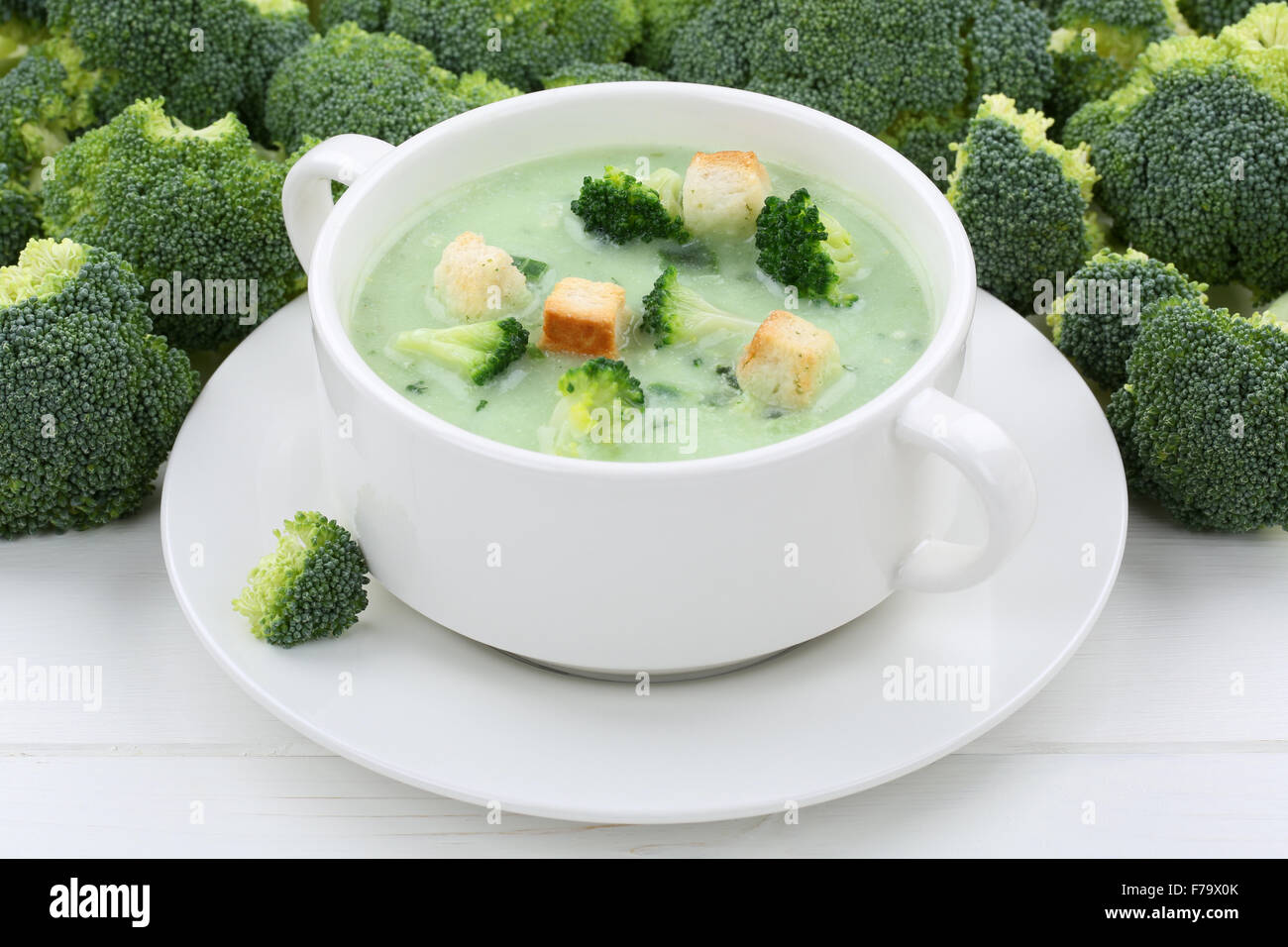 Fresca zuppa di broccoli pasto in una ciotola Foto Stock