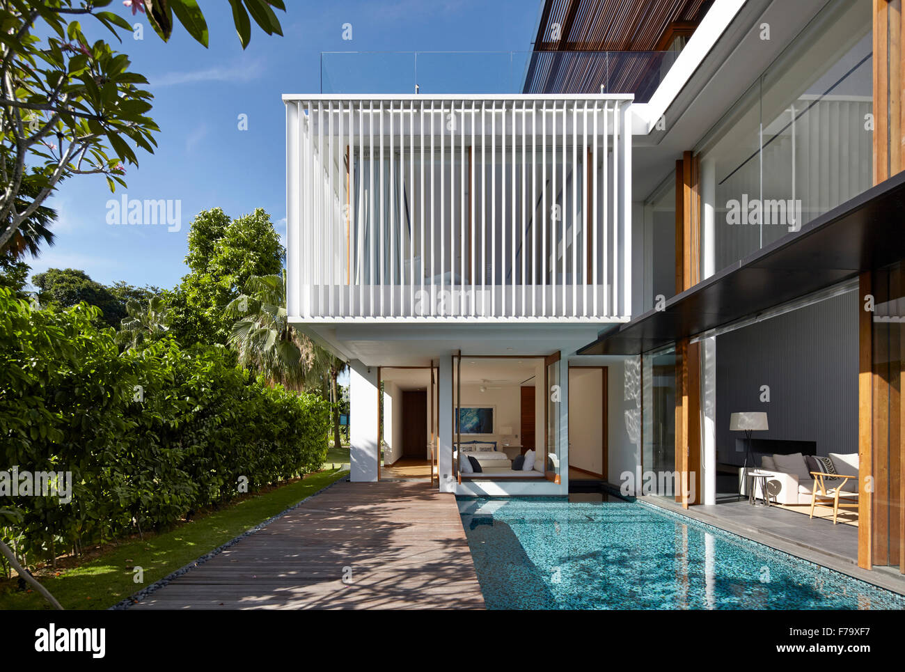 La terrazza e la piscina di una moderna casa di famiglia in modo Cove, Sentosa, Singapore progettato da Robert Greg Shand Architetti Foto Stock