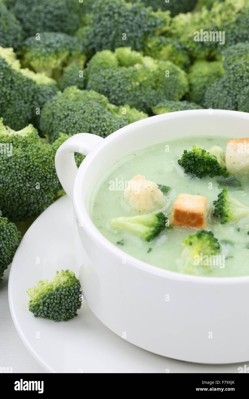 Fresca zuppa di broccoli pasto in una ciotola closeup Foto Stock