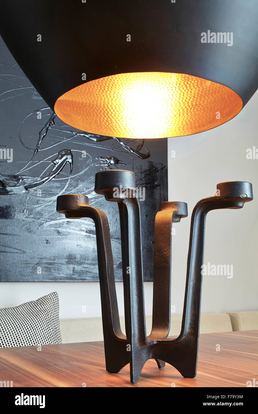 Nero luce pendente dettaglio e candelabro in appartamento di due stanze da letto, Farringdon, London, England, Regno Unito Foto Stock