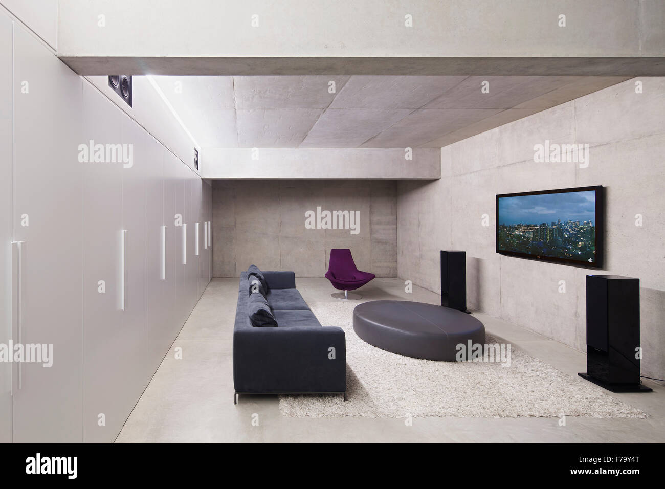 Sala di cinema in una moderna casa di famiglia 2013 design by trovato Associates Foto Stock