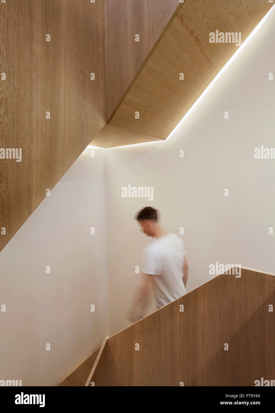 La figura a piedi le scale in legno, dettaglio in una moderna casa di famiglia 2013 design by trovato Associates Foto Stock