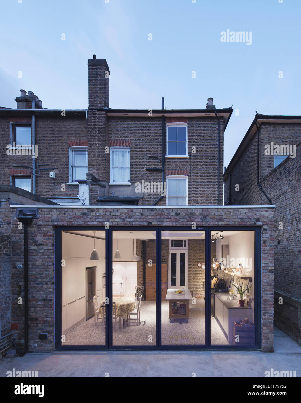 Estensione della cucina, vista dal giardino, Londra 2013, design di fora architetti Foto Stock