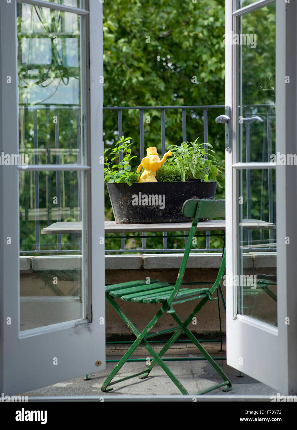 Vista attraverso le finestre francesi di sedia sul balcone terrazza in casa  dell'architetto/designer Felix von Bechtolsheim, in Maida Vale, London Foto  stock - Alamy