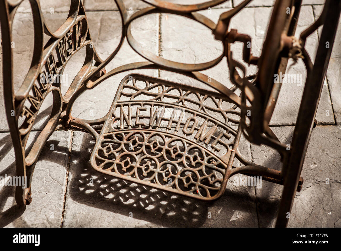 Macchina per cucire pedale utilizzato come supporto da tavolo a Sydney home di designer e consulente del patrimonio Janine Hendry. Foto Stock