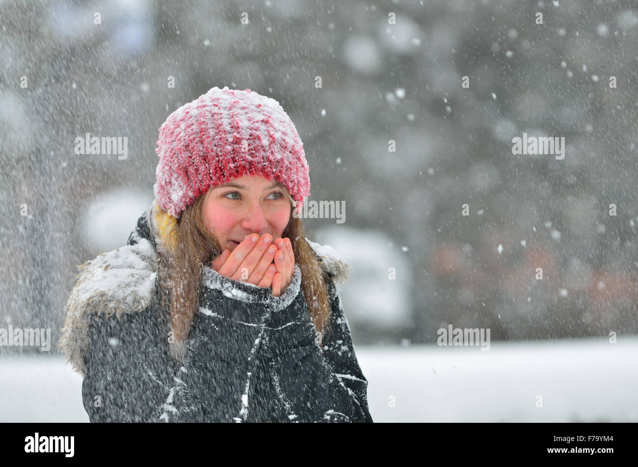 Giovane ragazza nel periodo invernale per esterno Foto Stock