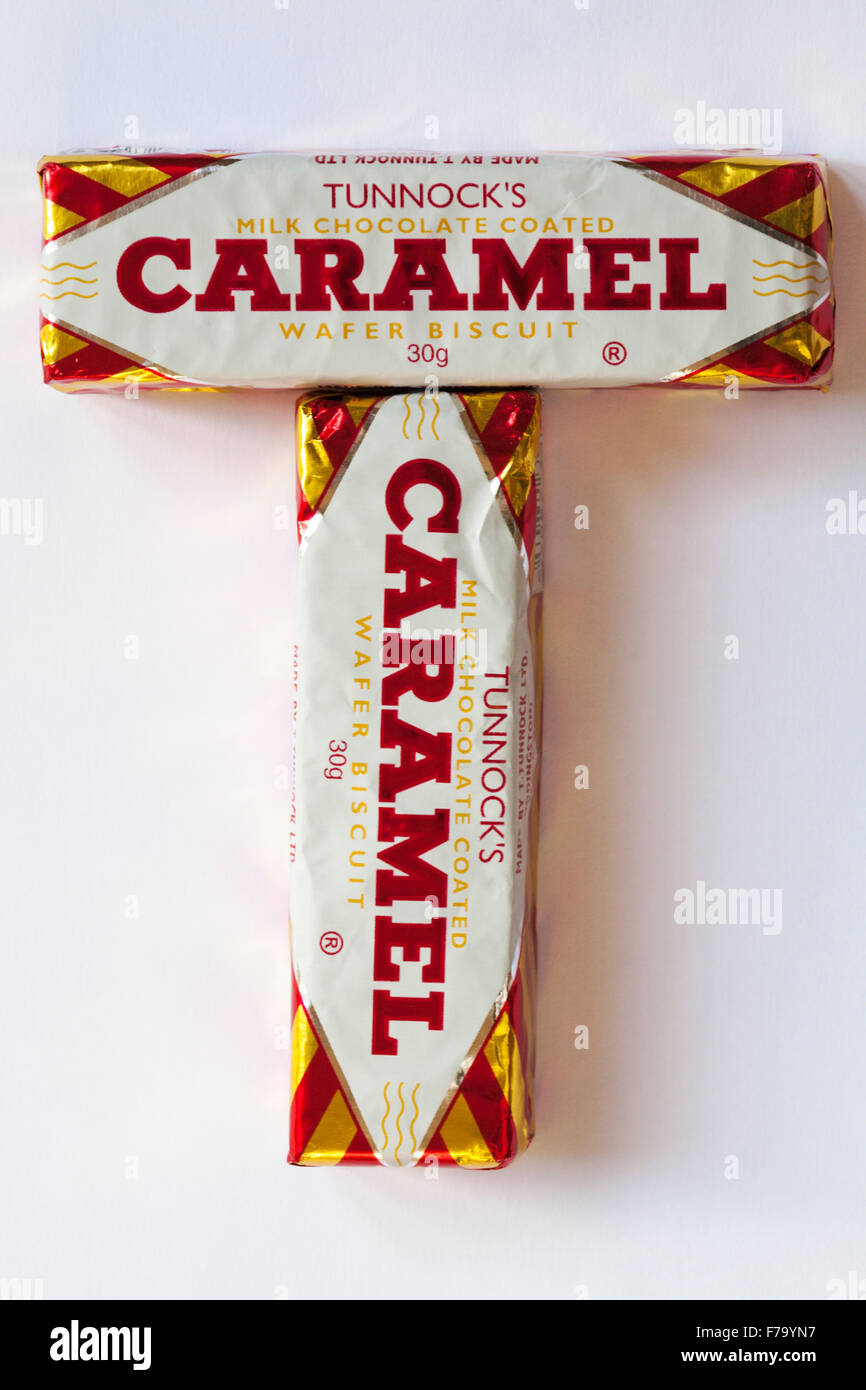 Due Tunnocks cioccolato al latte rivestito di caramello biscotto wafer disposti in forma di T isolati su sfondo bianco Foto Stock