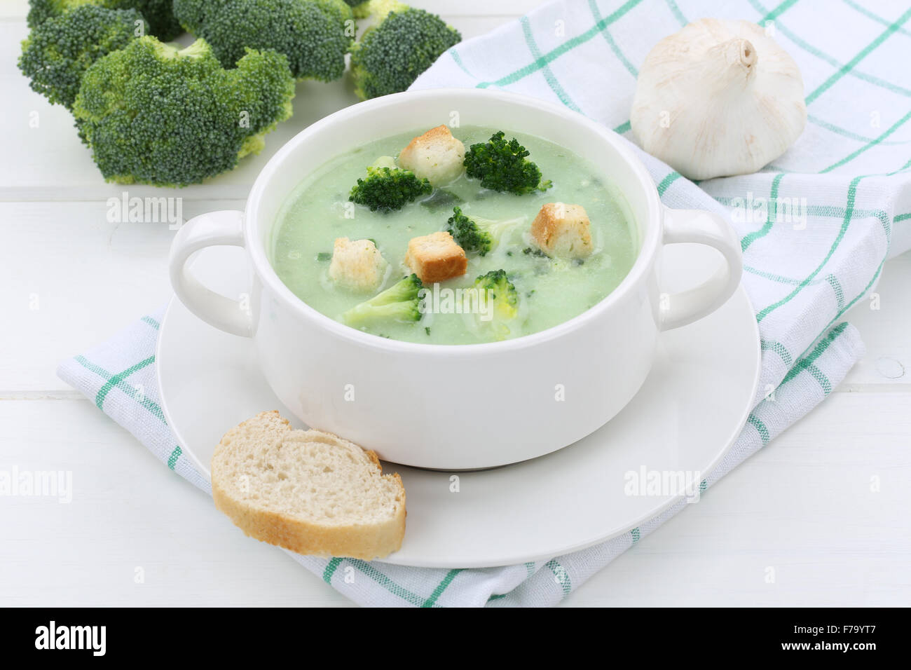 Fresca zuppa di broccoli pasto in una ciotola con il pane Foto Stock