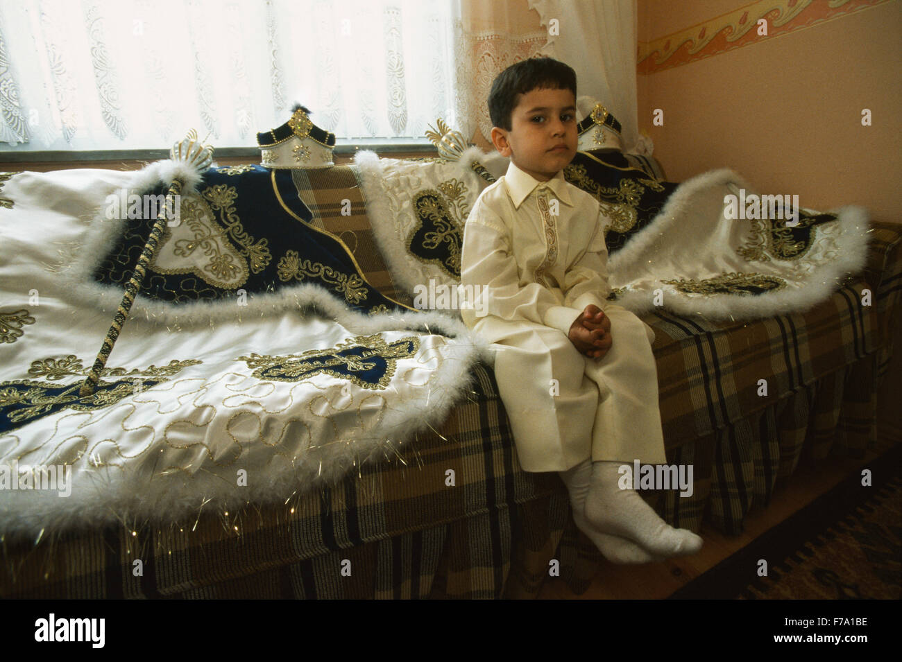Una tre-e-un-metà-anno-vecchio ragazzo attende di essere circonciso nella sua casa a Istanbul, Turchia. Foto Stock