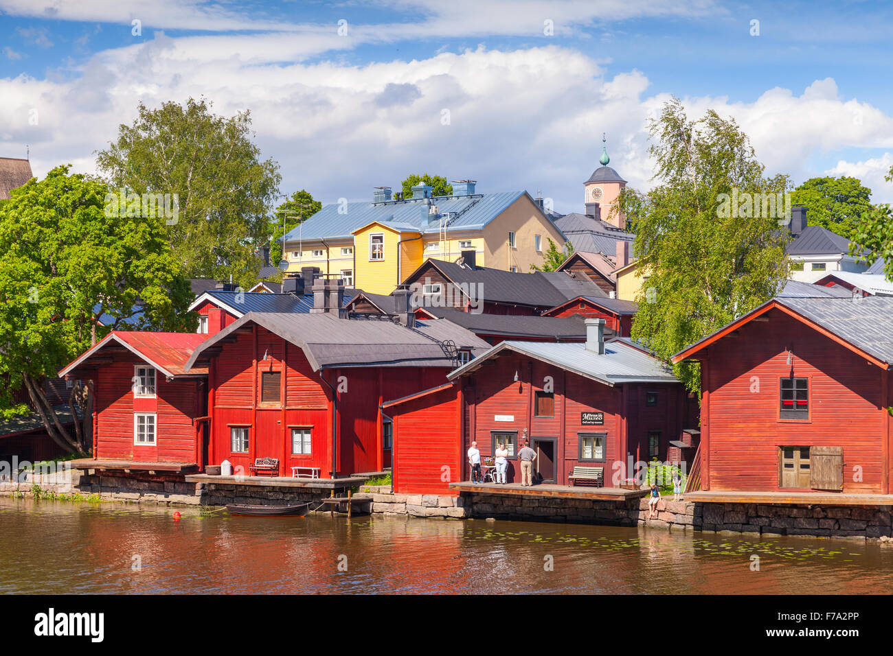Porvoo, Finlandia - 12 Giugno 2015: Vecchio rosso case di legno sul fiume costa in piccole storica cittadina finlandese Foto Stock