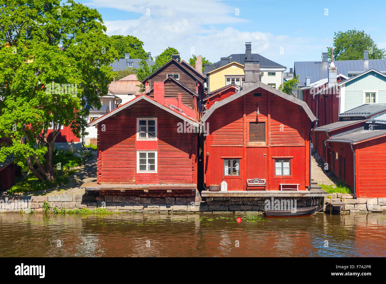 Vecchio rosso case di legno sul fiume costa nella storica città finlandese di Porvoo Foto Stock