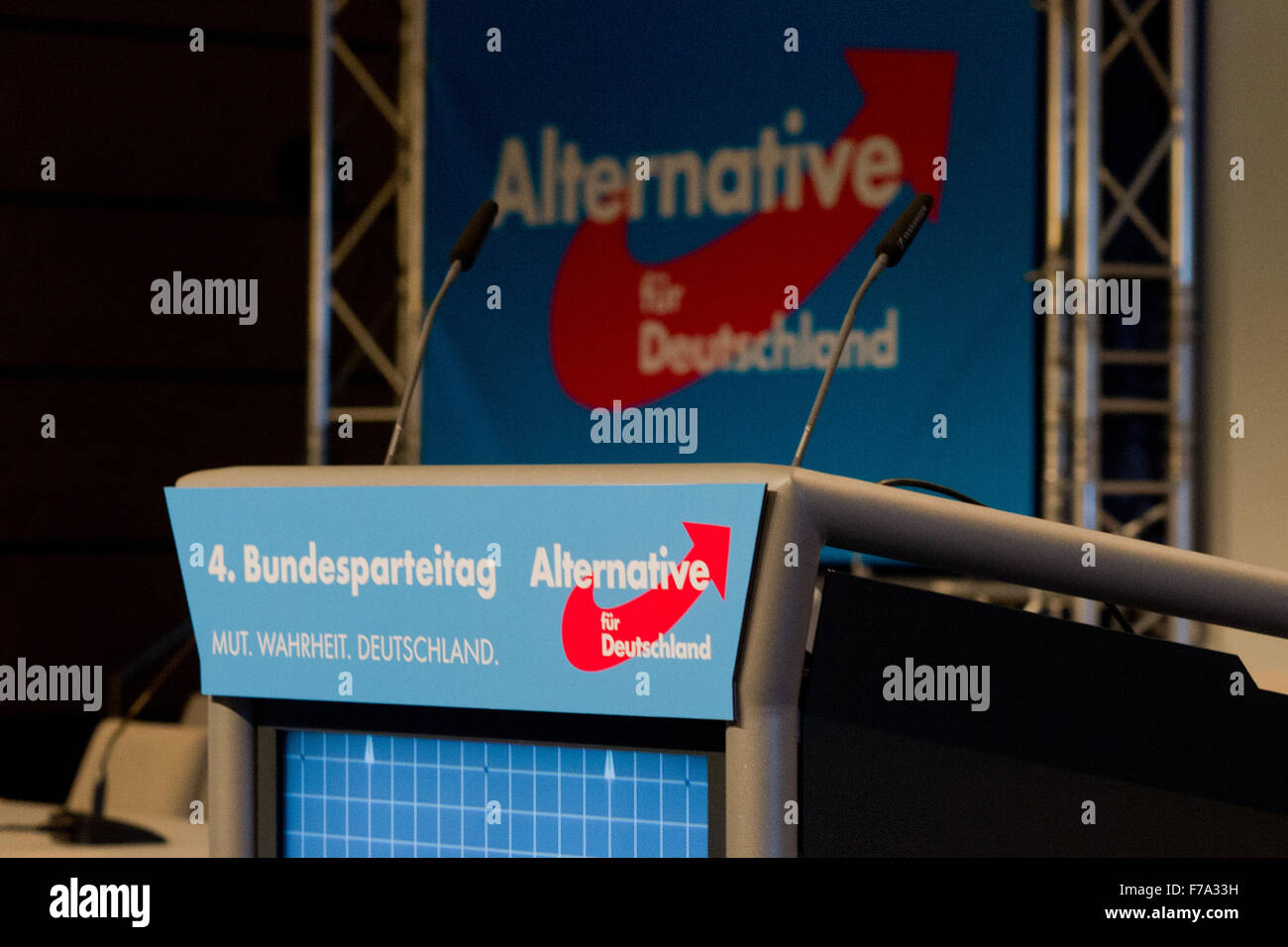Hannover, Germania. 27 Nov, 2015. Sono in corso i preparativi per la convenzione federale di alternative per la Germania (AFD) partito a Hannover, Germania, 27 novembre 2015. Populista anti-immigrati partito AfD terranno la loro convenzione federale il 28 e 29 novembre 2015. DPA/JULIAN STRATENSCHULTE/dpa/Alamy Live News Foto Stock