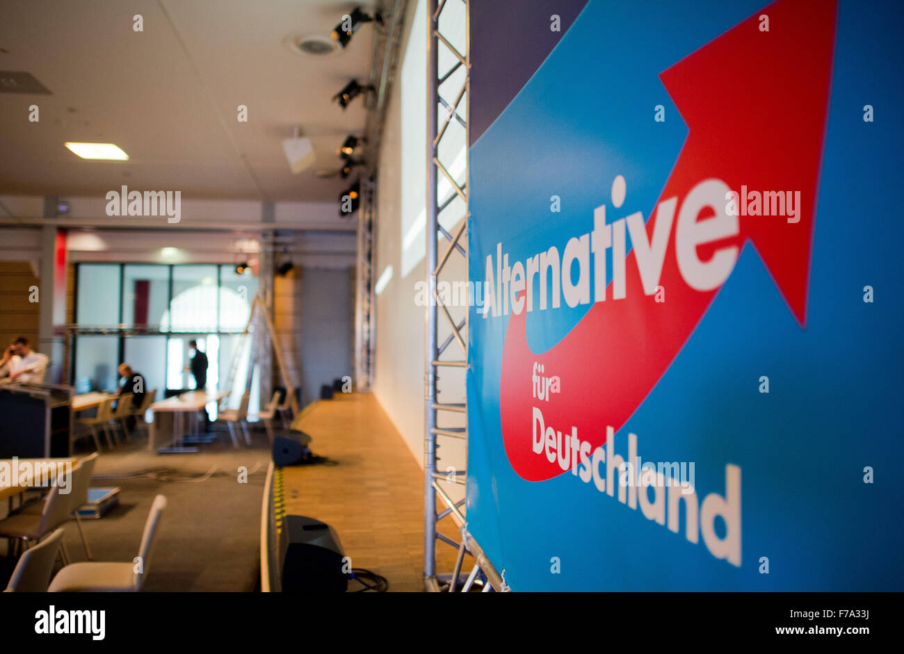 Hannover, Germania. 27 Nov, 2015. Sono in corso i preparativi per la convenzione federale di alternative per la Germania (AFD) partito a Hannover, Germania, 27 novembre 2015. Populista anti-immigrati partito AfD terranno la loro convenzione federale il 28 e 29 novembre 2015. DPA/JULIAN STRATENSCHULTE/dpa/Alamy Live News Foto Stock