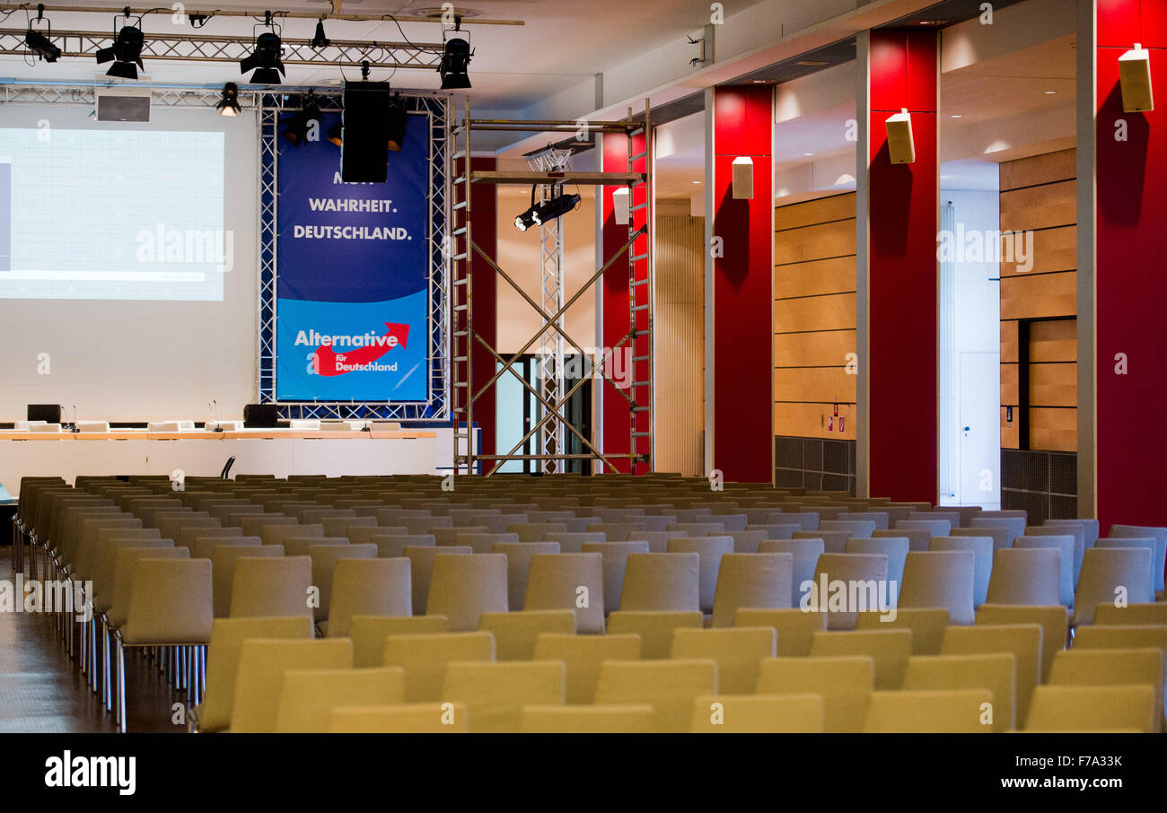 Hannover, Germania. 27 Nov, 2015. Sono in corso i preparativi per la convenzione federale di alternative per la Germania (AFD) partito a Hannover, Germania, 27 novembre 2015. Populista anti-immigrati partito AfD terranno la loro convenzione federale il 28 e 29 novembre 2015. DPA/JULIAN STRATENSCHULTE/dpa/Alamy Live News Foto Stock