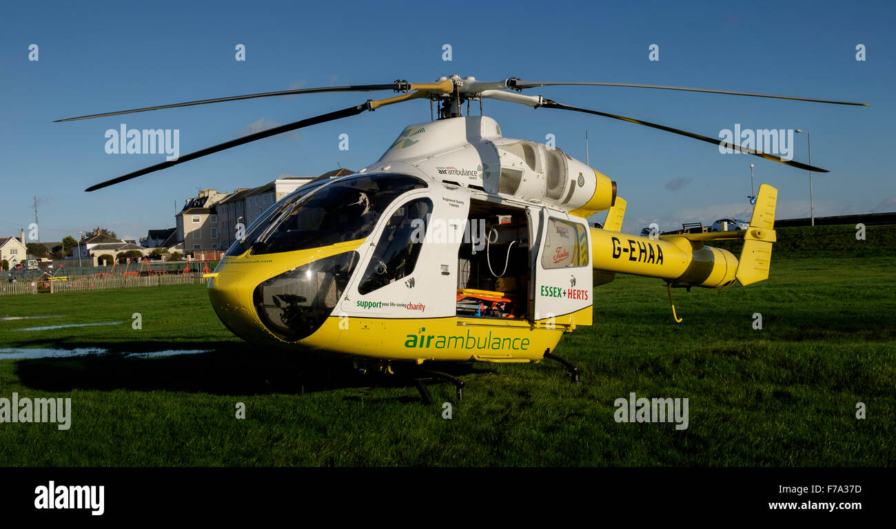 Essex e Herts Air Ambulance fiducia elicottero a bathhouse prato Walton sul Naze Foto Stock