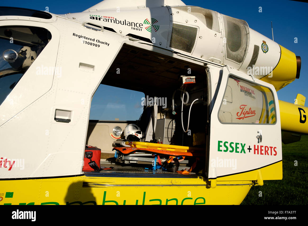 Essex e Herts Air Ambulance fiducia elicottero a bathhouse prato Walton sul Naze Foto Stock