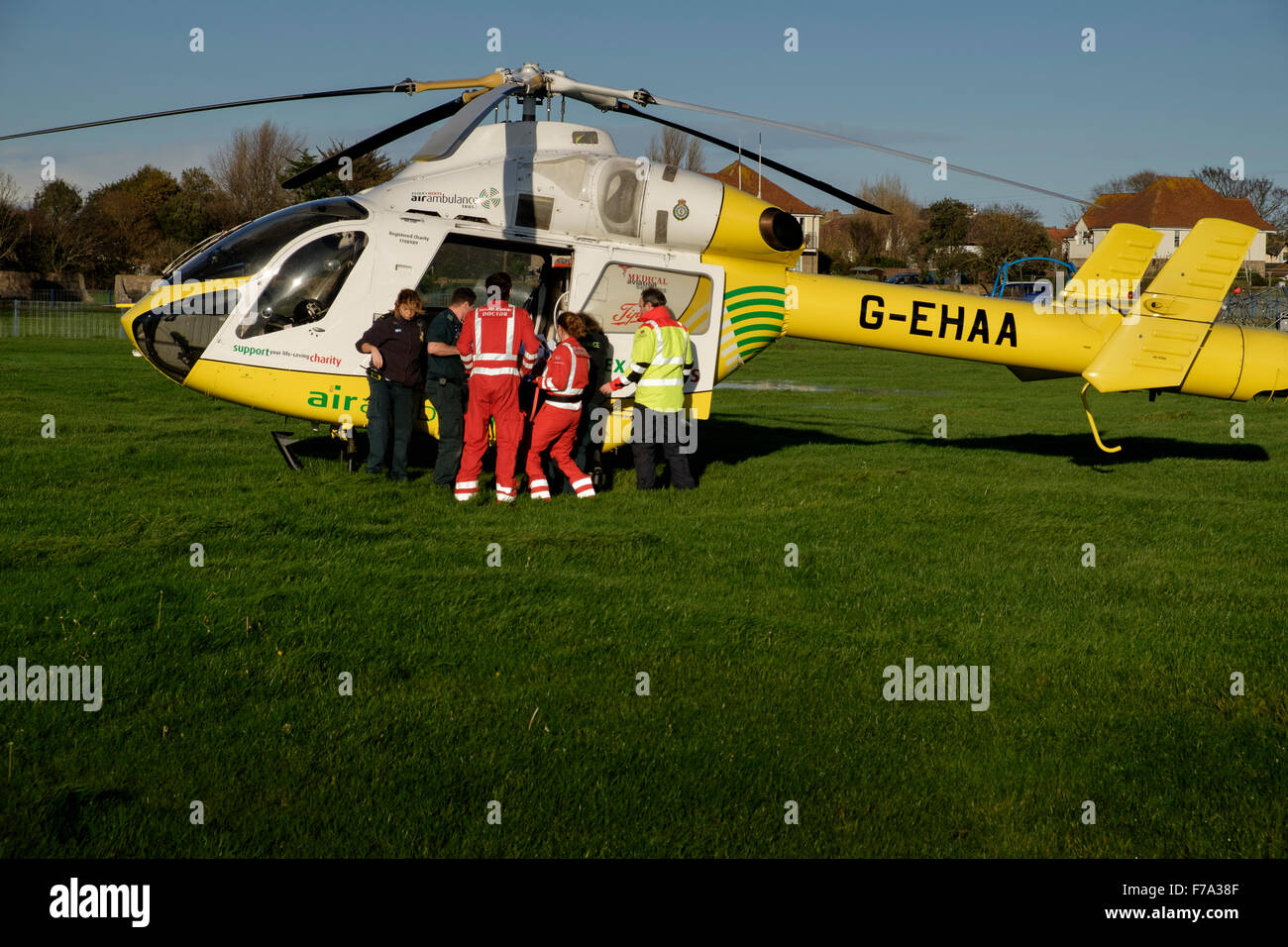 Essex e Herts Air Ambulance fiducia elicottero G-EHAA ,a bathhouse prato Walton sul Naze Foto Stock