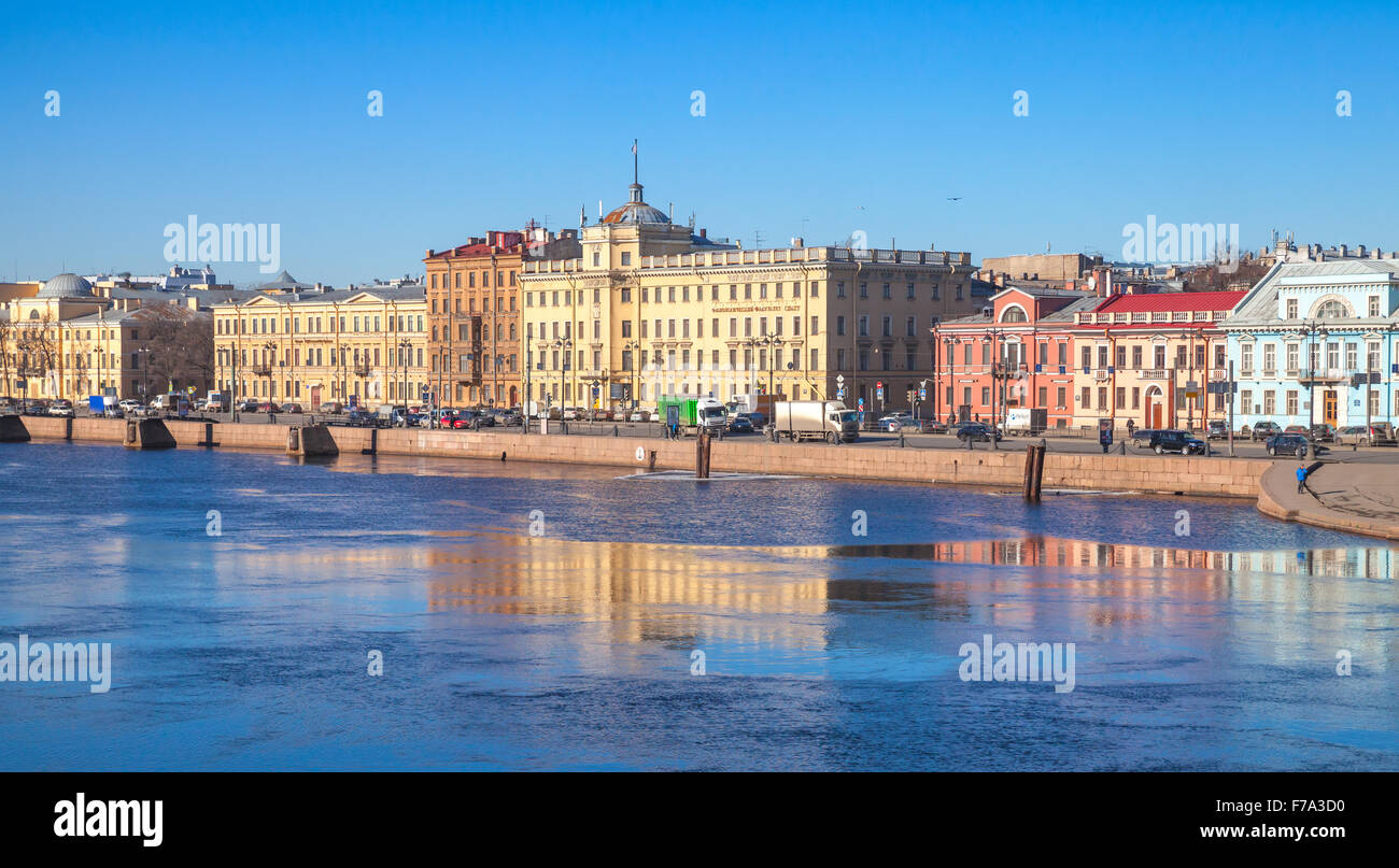 A San Pietroburgo, Russia - Marzo 12, 2015: Cityscape di costruzioni vecchie facciate lungo fiume Neva coast Foto Stock