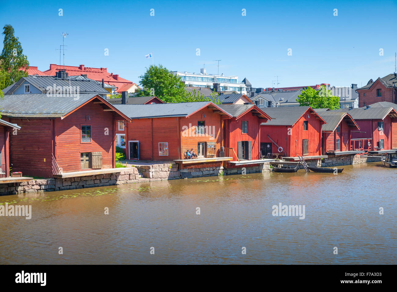 Porvoo, Finlandia - 12 Giugno 2015: Vecchio rosso case di legno sul fiume costa, storica cittadina finlandese Foto Stock