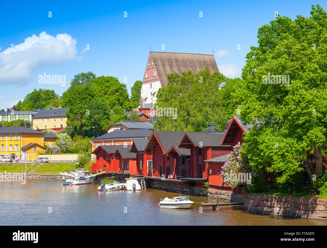 Porvoo paesaggio in estate. Piccolo centro storico in Finlandia. Vecchio rosso case di legno e gli alberi sulla costa Foto Stock
