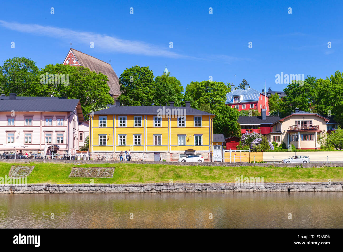 Porvoo, Finlandia - 12 Giugno 2015: case colorate sul fiume costa nella storica cittadina finlandese Foto Stock