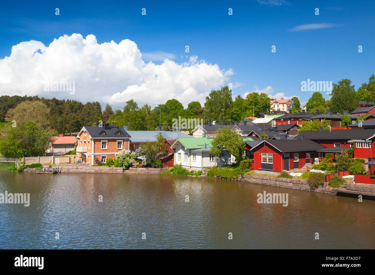 Colorate case di legno sul fiume costa. Porvoo, piccolo centro storico in Finlandia Foto Stock