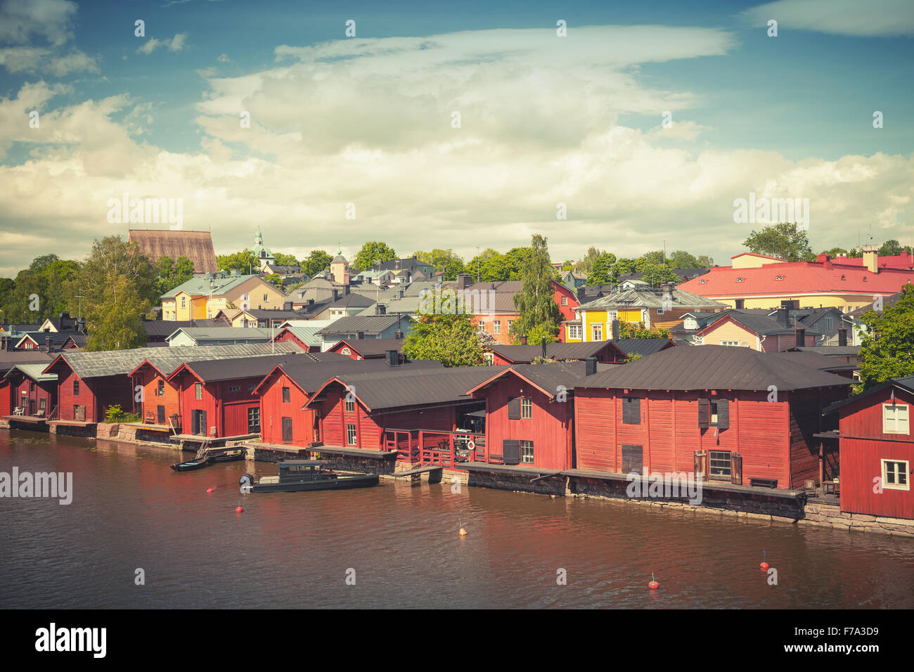 Vecchio rosso case di legno sul fiume costa. Porvoo, piccolo centro storico in Finlandia. Vintage correzione tonale foto effetto filtro Foto Stock