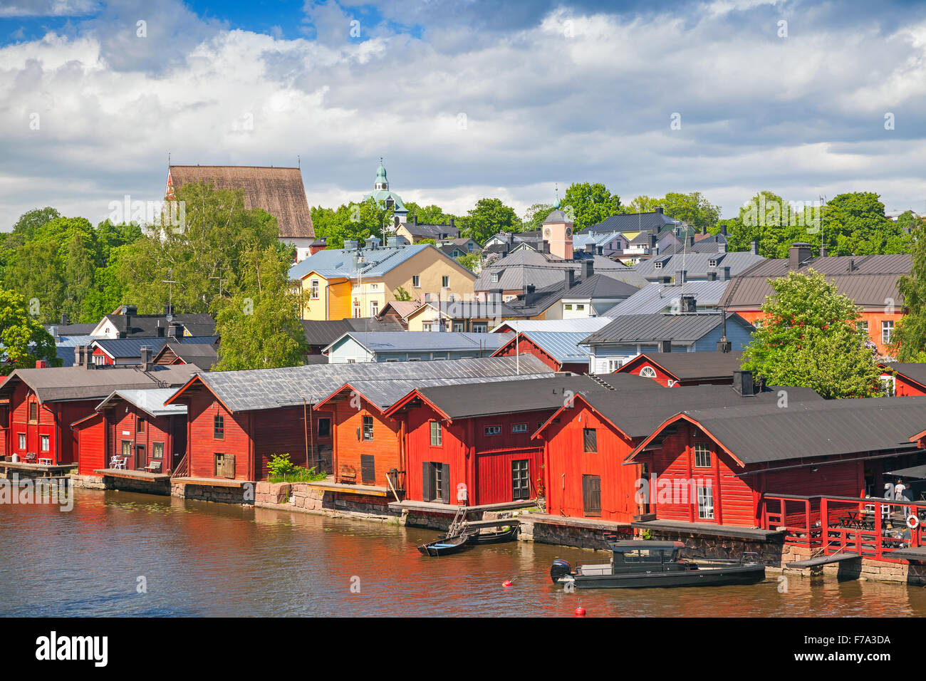Vecchio rosso case di legno sul fiume costa. Porvoo, piccolo centro storico in Finlandia Foto Stock