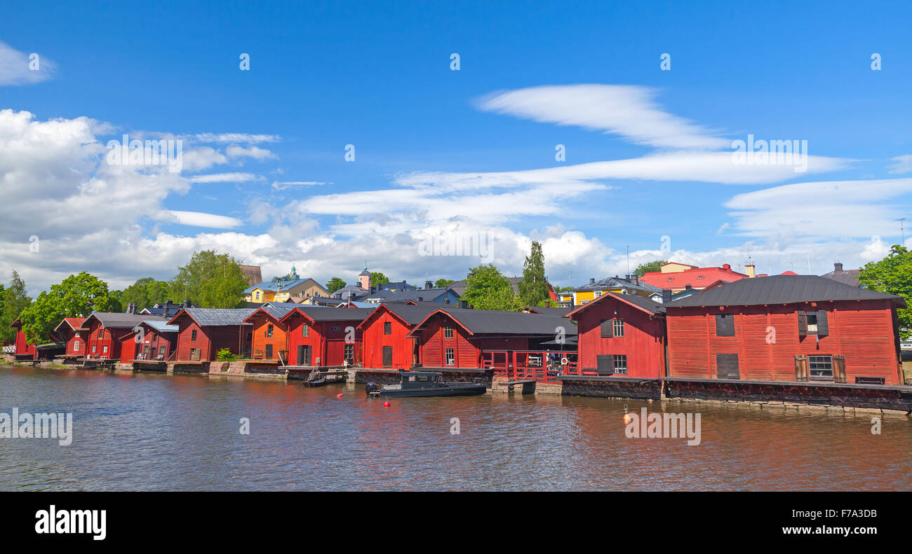 Vecchio rosso case di legno sul fiume costa, la parte storica di Porvoo, Finlandia Foto Stock