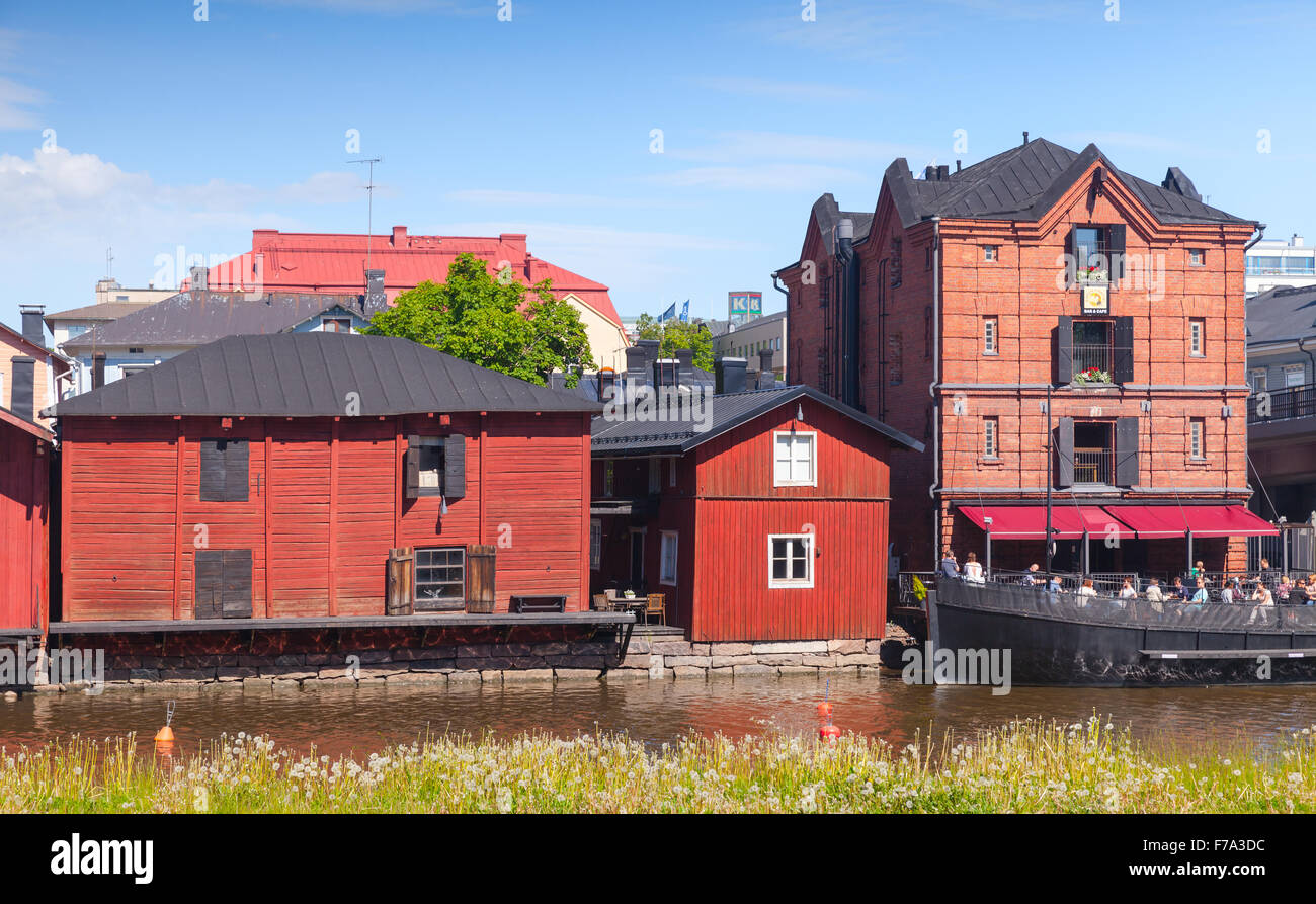 Porvoo, Finlandia - 12 Giugno 2015: Vecchio rosso case di legno sul fiume costa nella storica cittadina finlandese Foto Stock