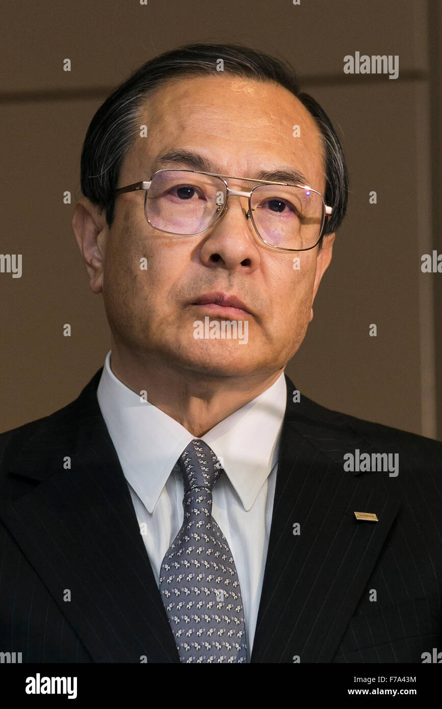 Tokyo, Giappone. 27 Novembre, 2015. Toshiba Corp Presidente e CEO Masashi Muromachi partecipa a una conferenza stampa presso la sede della società il 27 novembre 2015, Tokyo, Giappone. Toshiba ha annunciato un accumulato 290 milioni di USD perdita operativa dalla sua attività nucleare controllata di Westinghouse Electric Co. fin dal 2006, anno che ha acquisito la società americana. La rivista giapponese Nikkei Business aveva riferito in precedenza questo mese che Toshiba non aveva mai divulgato le prestazioni di Westinghouse, richiedendo questo annuncio. Credito: Rodrigo Reyes Marin/AFLO/Alamy Live News Foto Stock