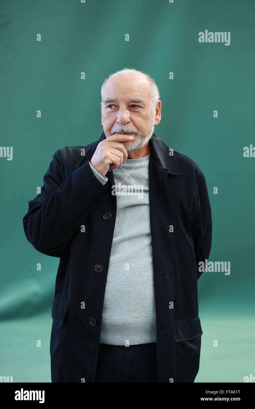 Un ritratto di Tahar Ben Jelloun in Charlotte Square Gardens durante l'Edinburgh International Book Festival. Foto Stock