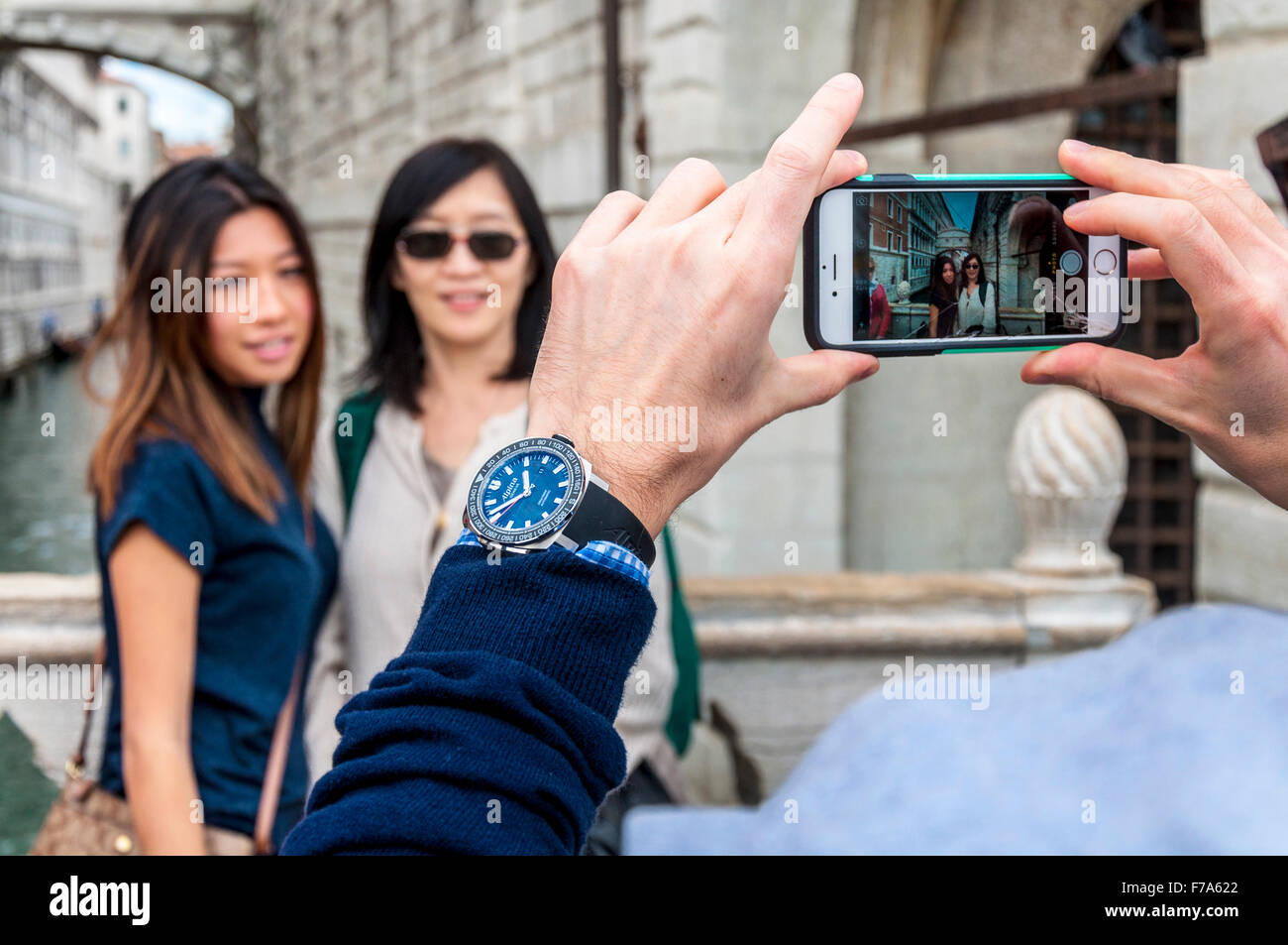I turisti scattare foto con la fotocamera del telefono a Venezia, Italia Foto Stock
