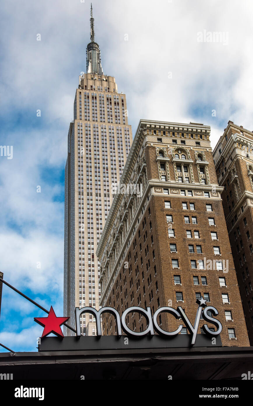 I grandi magazzini Macy segno con l'Empire State Building dietro, Manhattan, New York, Stati Uniti d'America Foto Stock