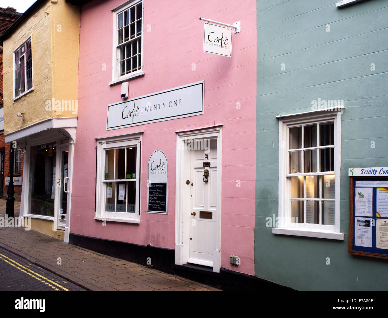 Gli edifici colorati sul Trinity Street a Colchester Essex Inghilterra Foto Stock