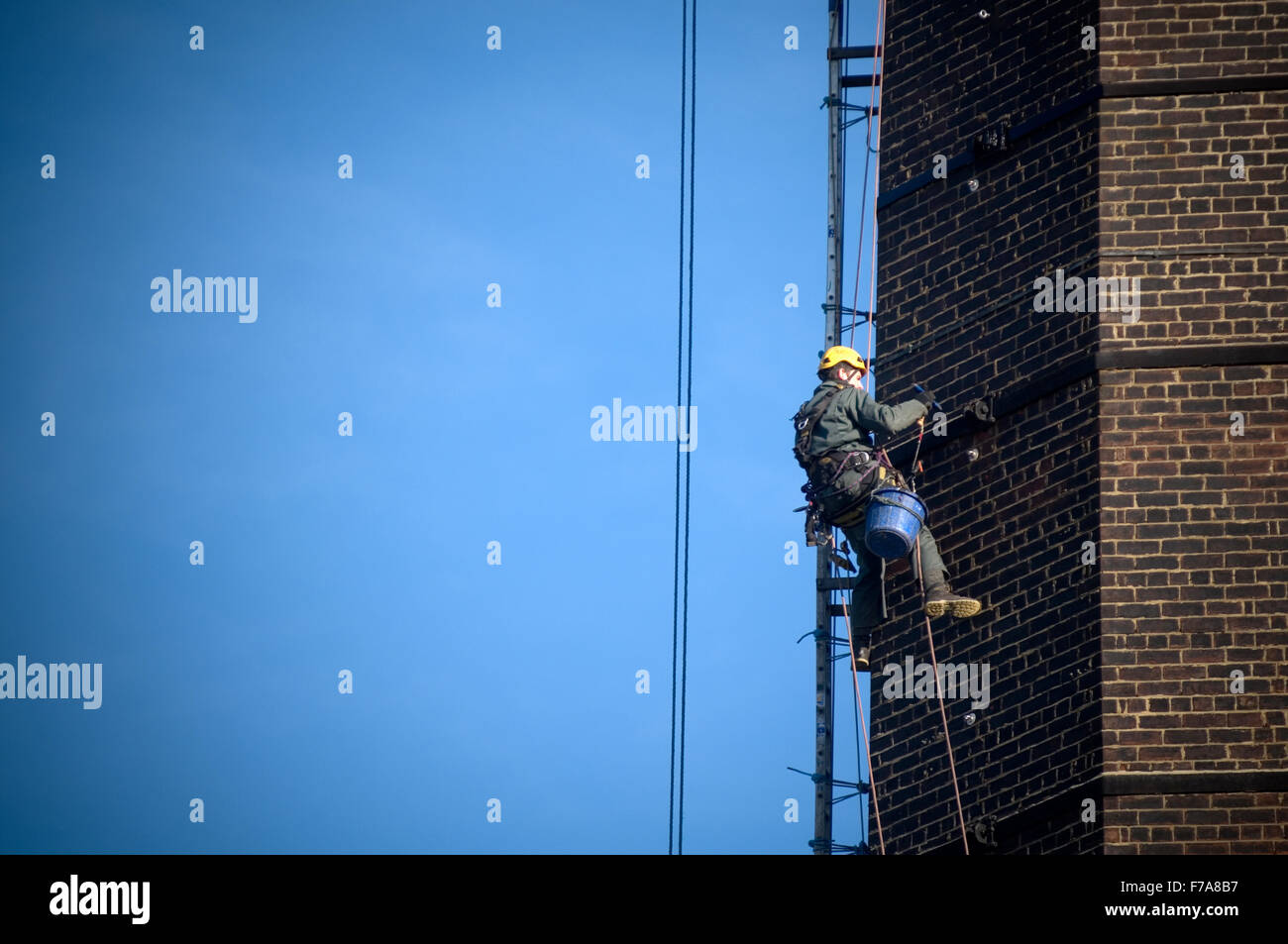 Steeplejack steeplejacks steeple martinetto martinetti lavora in altezza paura delle altezze penzolanti sulle funi Funi salita arrampicata uomo uomini wo Foto Stock