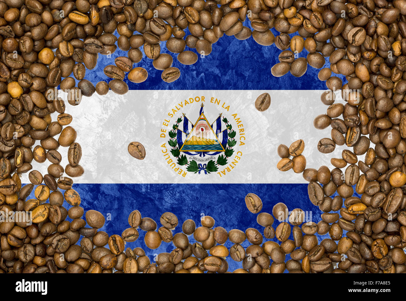 Paese nazionale bandiera di El Salvador in uno sfondo di Roasted Brown i chicchi di caffè Foto Stock