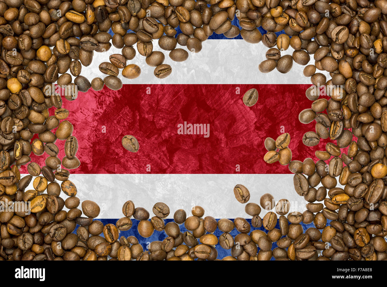 Paese nazionale Bandiera della Costa Rica sotto uno sfondo di Roasted Brown i chicchi di caffè Foto Stock
