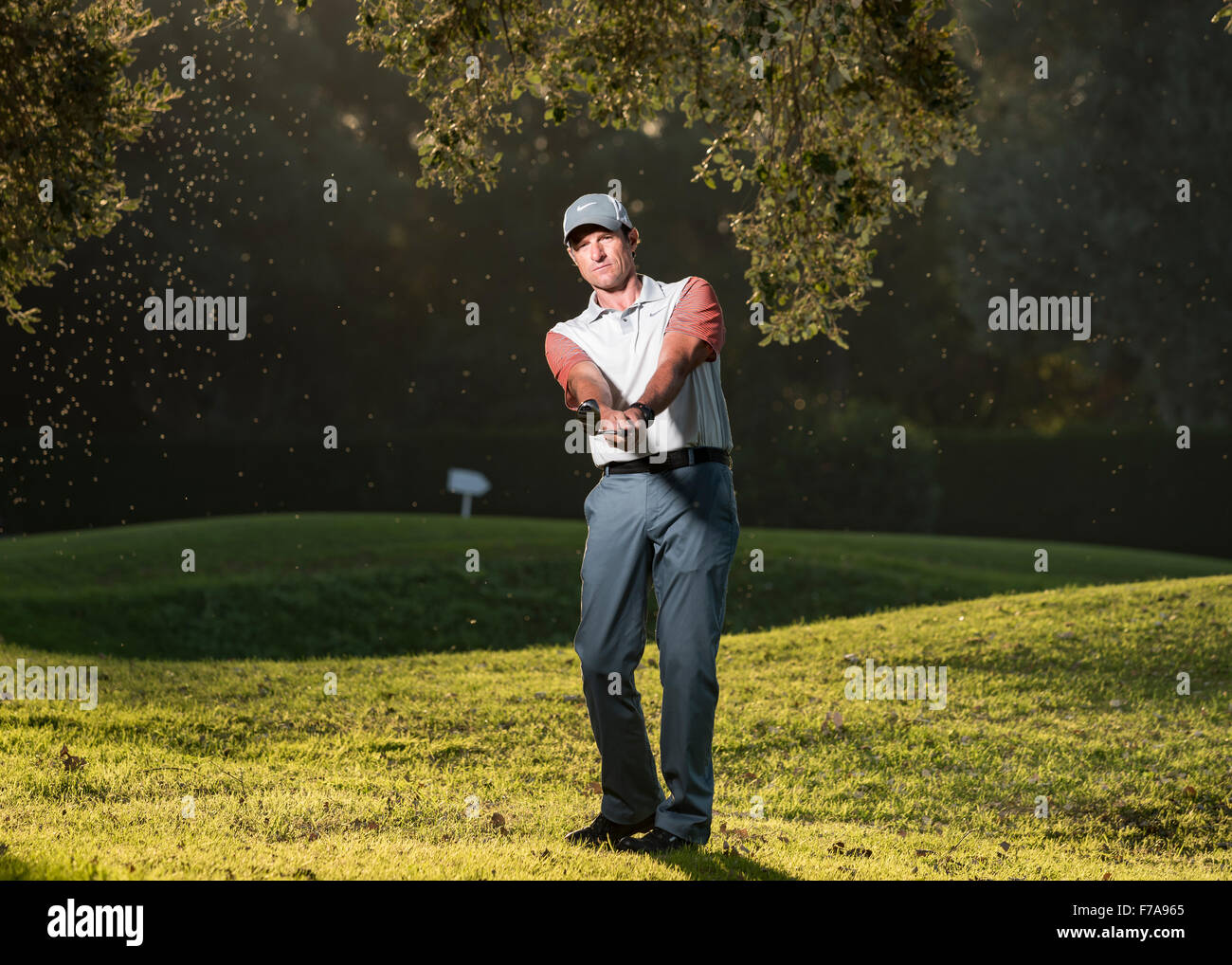 L'uomo giocando a golf. Montenmedio Golf. Cadice, Andalusia, Spagna meridionale. Foto Stock