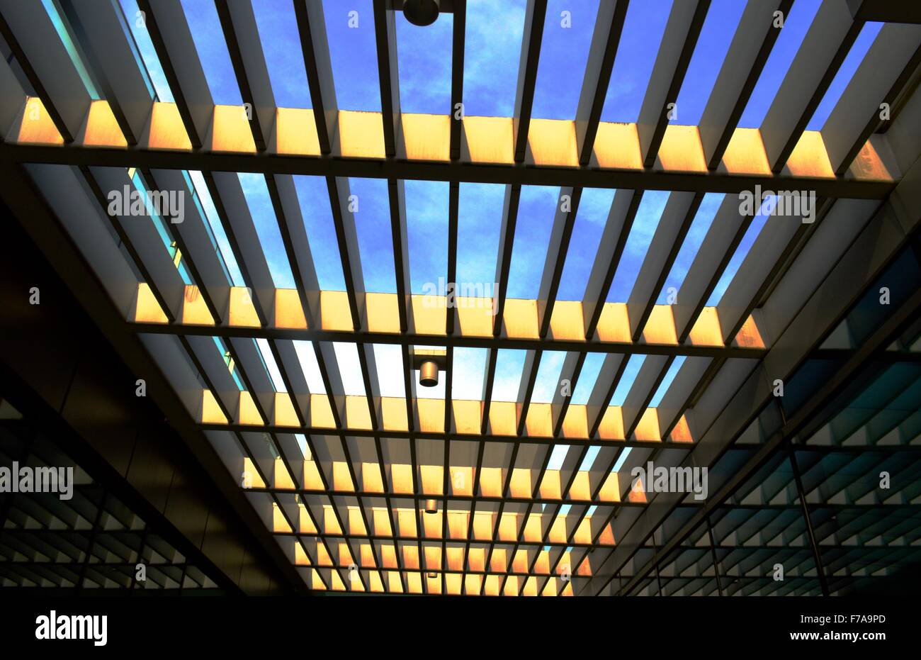Un bellissimo edificio con colorati cielo attraverso il tetto aperto in un edificio moderno in India Foto Stock