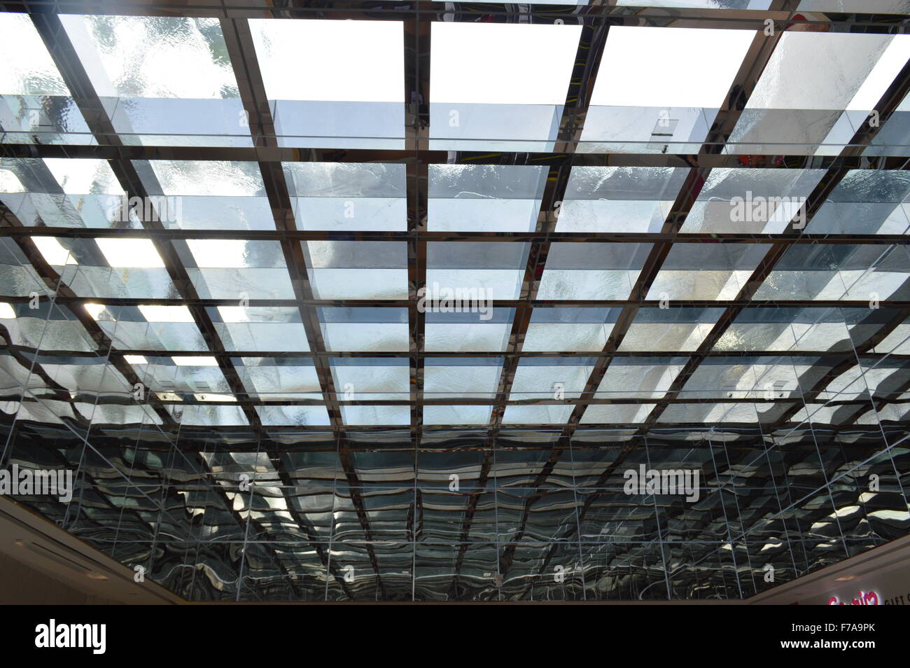 Un open roof-top fascia pattern con il bel cielo azzurro in background Foto Stock