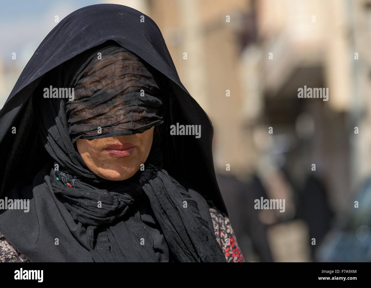 Sciita iraniano donna musulmana lutto imam Hussein il giorno di Tasua con  il volto coperto da un velo, Lorestan Provincia, Khorramabad, Iran Foto  stock - Alamy