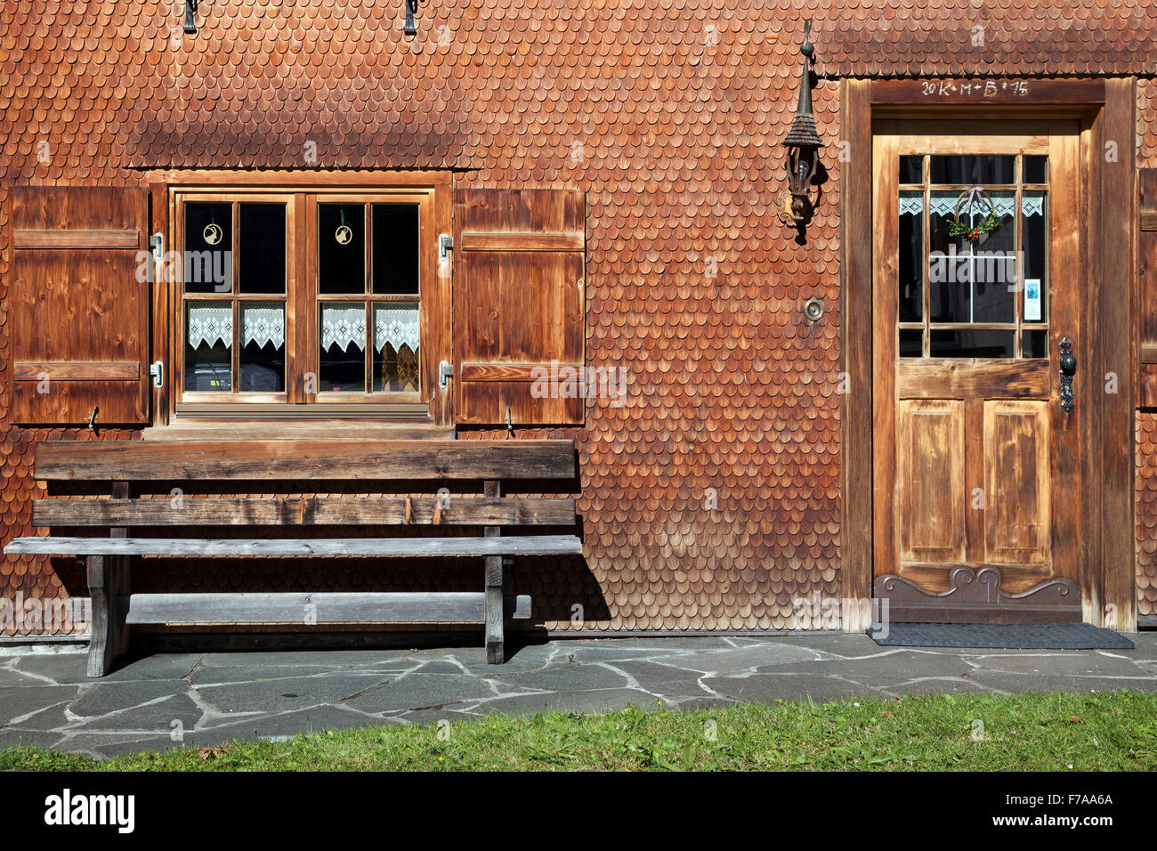 Regione di Allgäu casa, casa facciata ricoperte con scandole di legno, Hinterstein, Allgau, Baviera, Germania Foto Stock