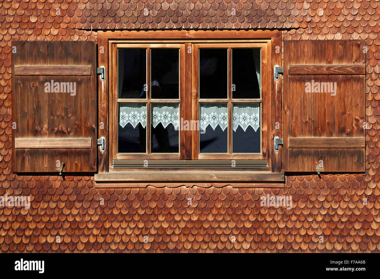 Finestra di una regione di Allgäu casa, casa facciata con scandole di legno, Hinterstein, Allgau, Baviera, Germania Foto Stock