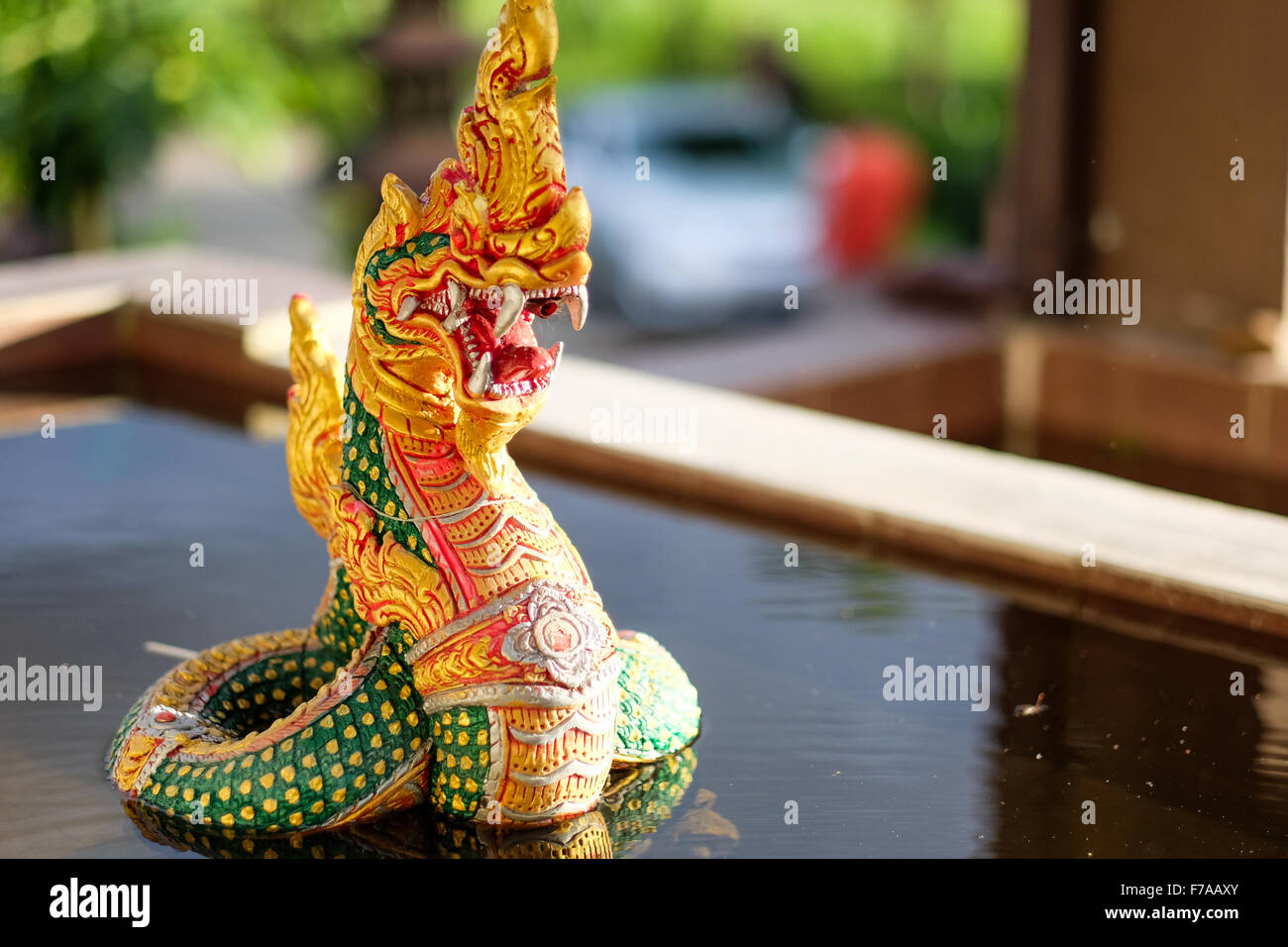 Naga statua in salita sulla piscina Foto Stock